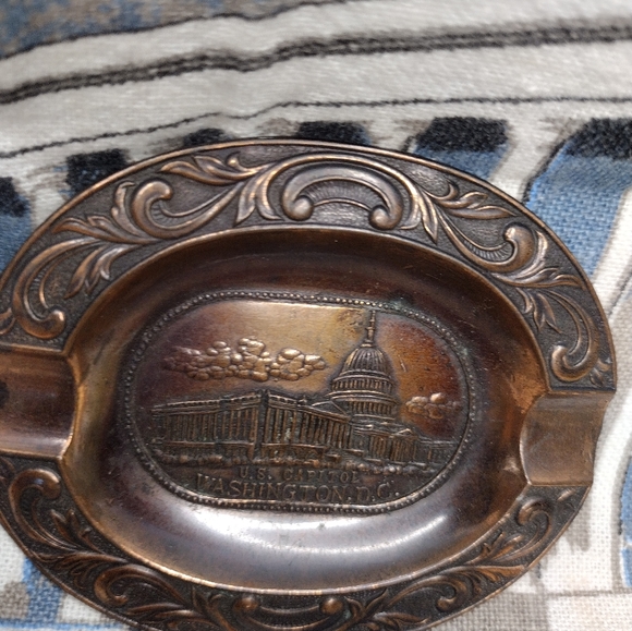 Vintage U.S. Capitol Building Souvenir Ashtray And Small Towel. Has Wear Stains. - Picture 2 of 7